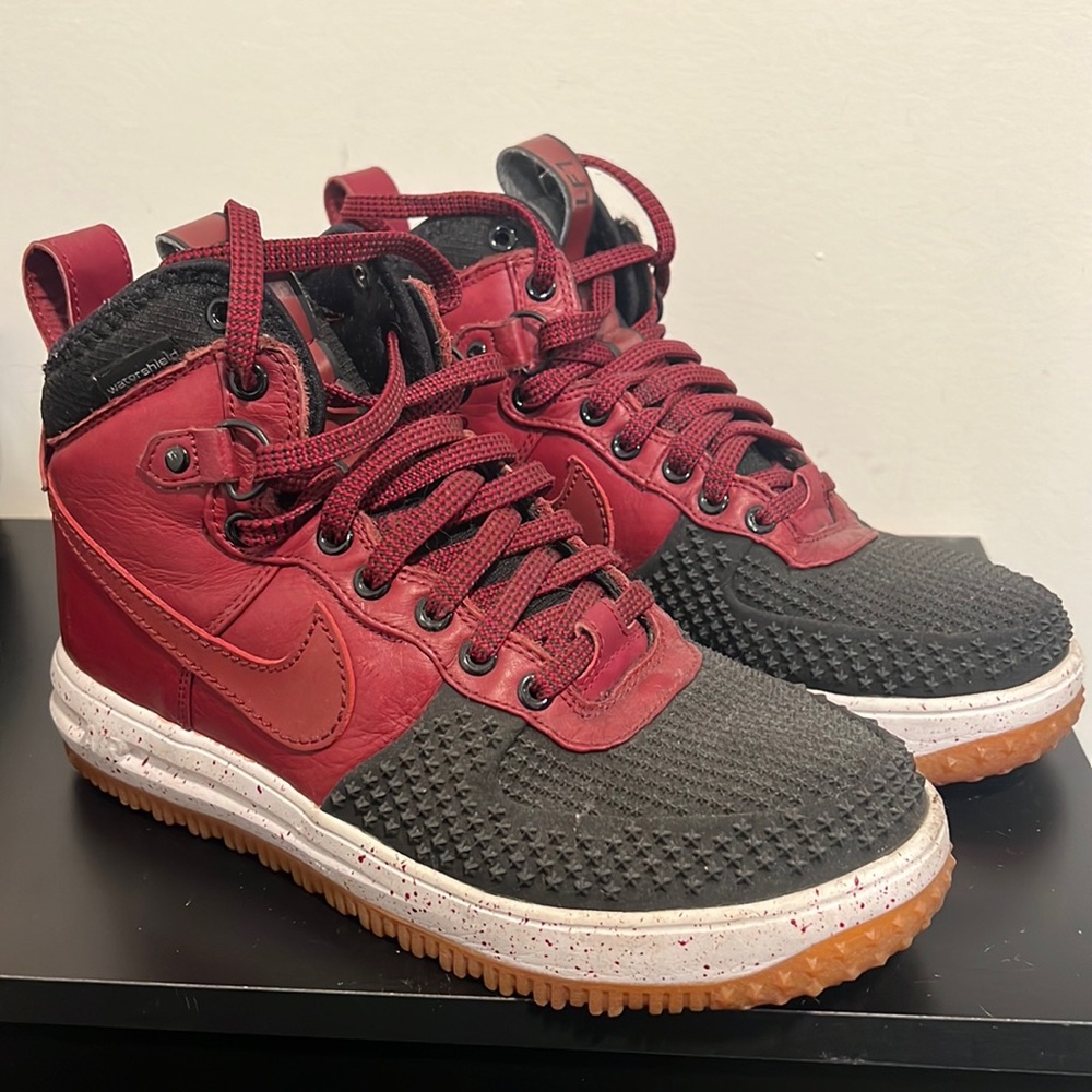 Black and red Air Force 1